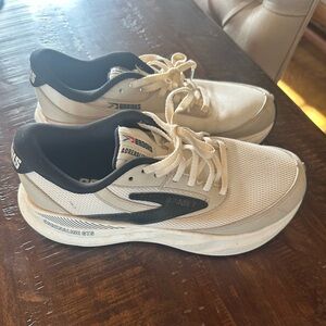 Brooks adrenaline 24 GTS in size 7.5!